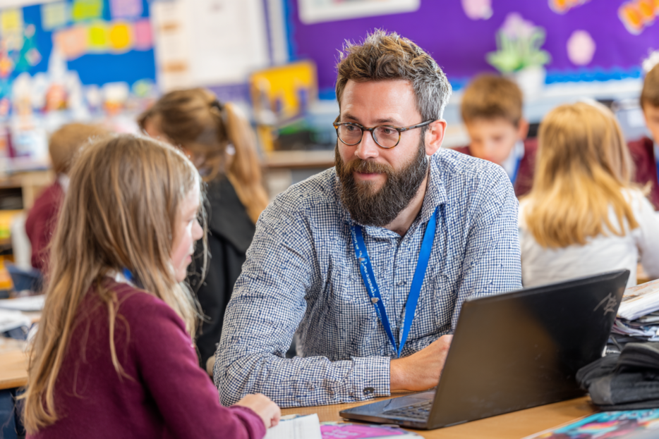 A teacher giving a learner the attention they need for good inclusion. For article by SENshine.